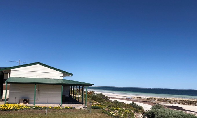 Minlacowie House | Cordelia and the Gull. Perfect, right on the beach, no road between you and sea.