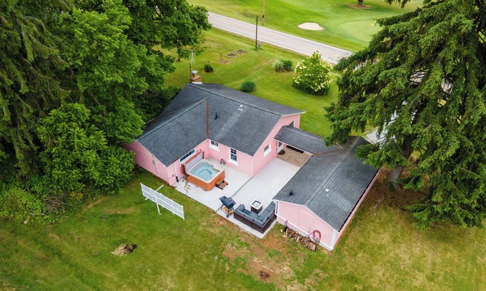 Perrysville Cottage | Corky's - Sleeps 8/Hot tub/Golf views in the heart of Mohican State Park!