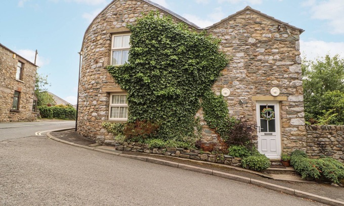 Ingleton Cottage | CORNER COTTAGE, pet friendly, character holiday cottage in Ingleton