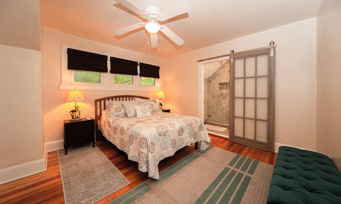 West Annapolis Cottage | Corner lot, walk to stadium, USNA, downtown, cafes, shops, free street parking,