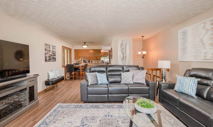 Appleton House | Corporate Housing on Calumet - 3 bedroom, 2 bath