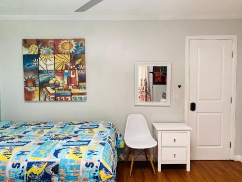 Costa Mesa House | Costa Mesa Homestay - Private Rooms with 2 Shared Baths and Hosts Onsite