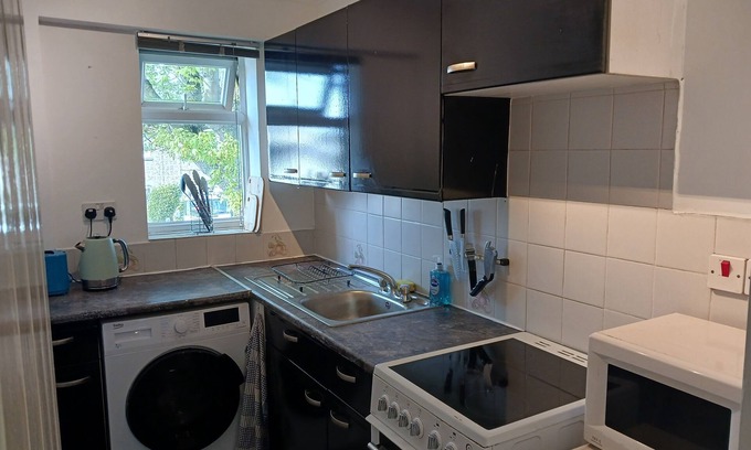 Swindon Apartment | Cosy 1-Bed Apartment in Swindon, private parking