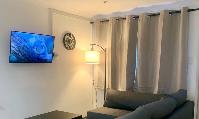 Colchester House | Cosy 3-Bed Home in Central Colchester