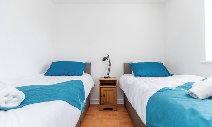 Llanelli House | Cosy 3 bedroom house near Machynys Golf Club and Parc Y Scarlets Stadium