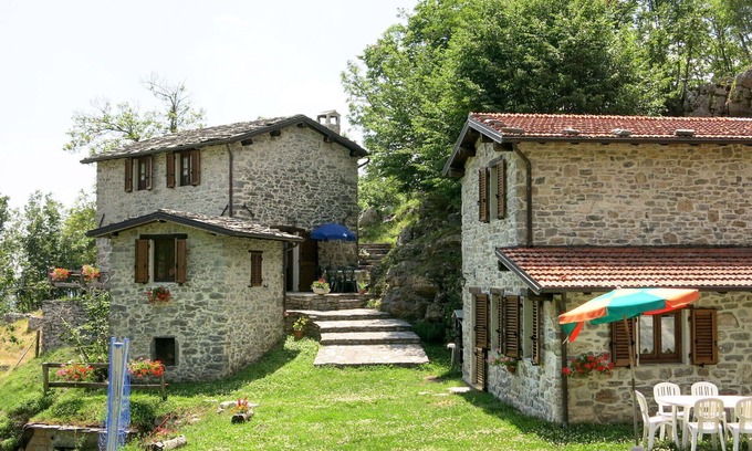 Fabbriche di Vallico Villa | Cosy apartment in villa for 12 guests with private pool, WIFI, TV, patio and pets allowed
