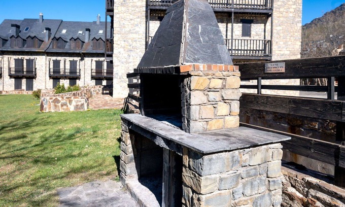 Taull Apartment | Cosy apartment for 3 guests with pool and TV