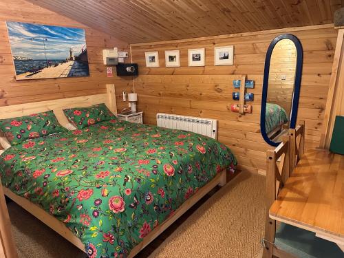 Folkestone House | Cosy Cabin, hidden from the main house - Sleeps 2 - EV
