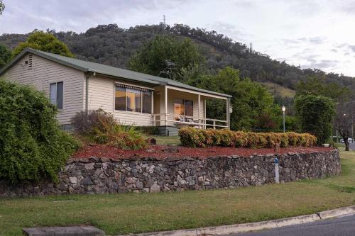 Mount Beauty House | Cosy Candlewick Cottage - A Mount Beauty Delight
