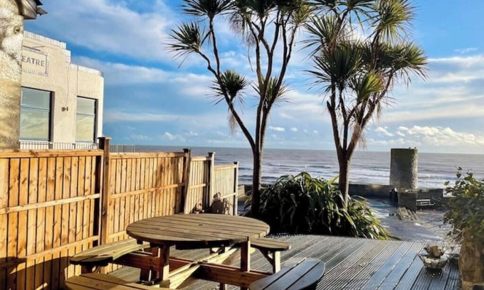 Lyme Regis Apartment | Cosy & Central, Flat by the Sea!