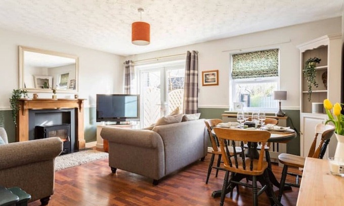 Warton Cottage | Cosy Cottage easy access to Lakes - pet friendly
