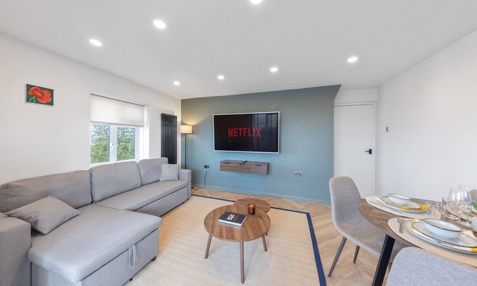 New Eltham Apartment | Cosy Flat with Stunning Views.