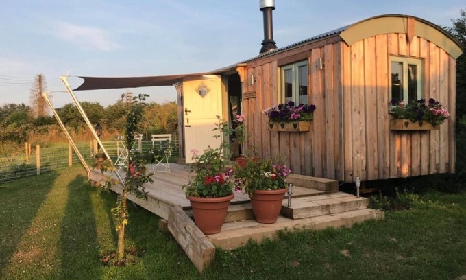 Taunton Cabin | Cosy hut on our Somerset farm with great views, stove and wood fired hot tub