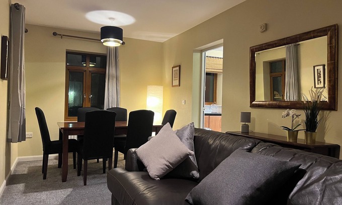 Queens Quarter Apartment | Cosy Malone - 2BR Apartment BT9 W/Balcony