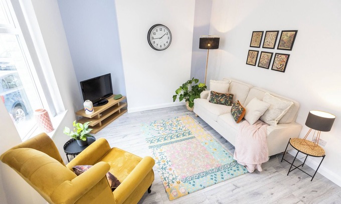 Mytholm House | Cosy & Modern Home by Hebden Canal, Sleeps 6