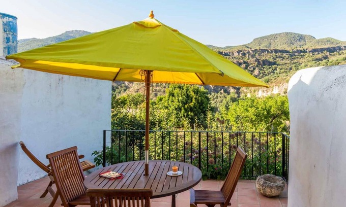 Albunuelas Cottage | Cosy restored rural house