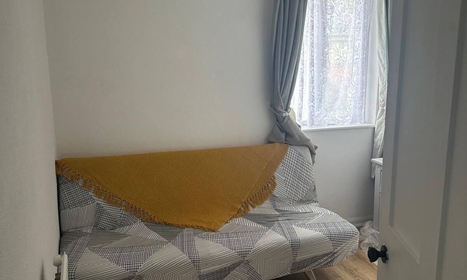 Colchester House | Cosy room in a beautiful country homeof historic Colchester, UK