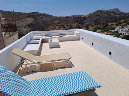 Aperathos House | Cosy Rooms in Traditional Cycladic House