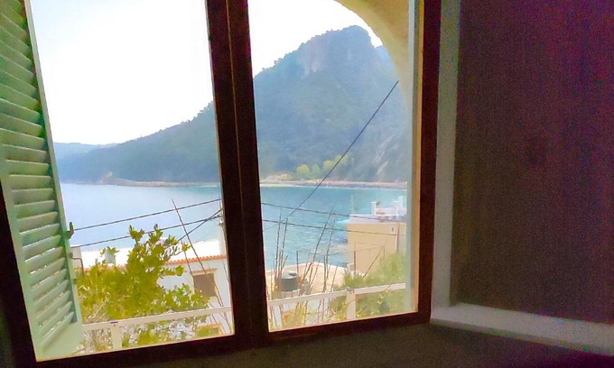 Avlakia House | Cosy Sea View cottage overlooking Avlakia beach