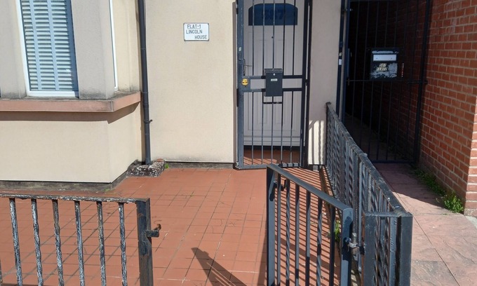 Westcliff-on-Sea Apartment | Cosy, Two-bedroom , ground floor flat