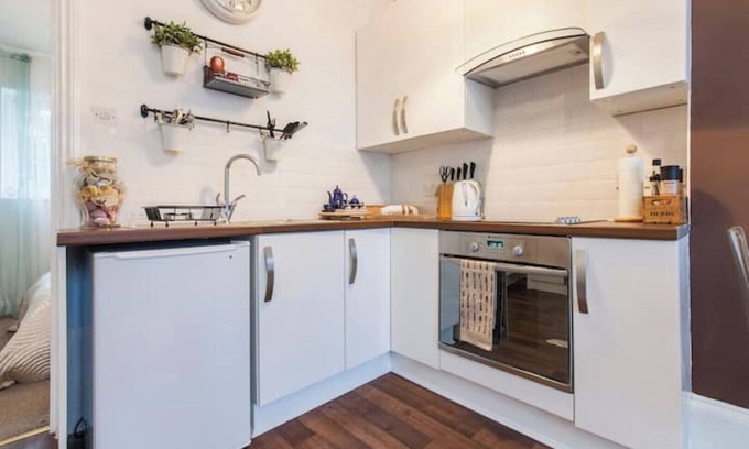 Askew Apartment | Cosy Victorian 1 bed apartment