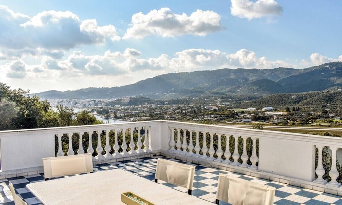 Skiathos House | Cosy villa with a wonderful view of Skiathos town