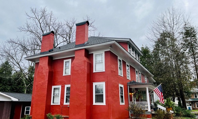 Brevard Cottage | Cottage 1 block from Main St. on historic property.