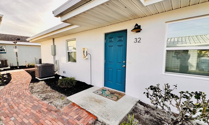 Tavares Cottage | Cottage 32: Flamingo Bungalow - Waterfront Lodging in Downtown Tavares, FL