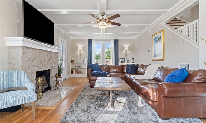 New Warrington House | Cottage for 10! Large yard + Firepit. Pets OK. 15 min. to Beach. New Interior!