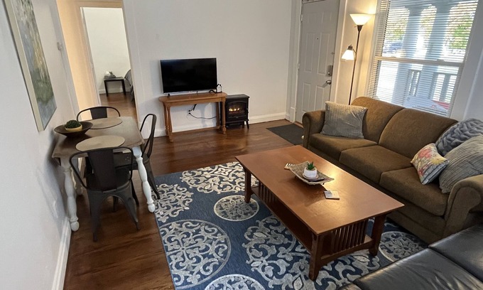 Des Moines Apartment | Cottage Grove apt 1 private covered porch