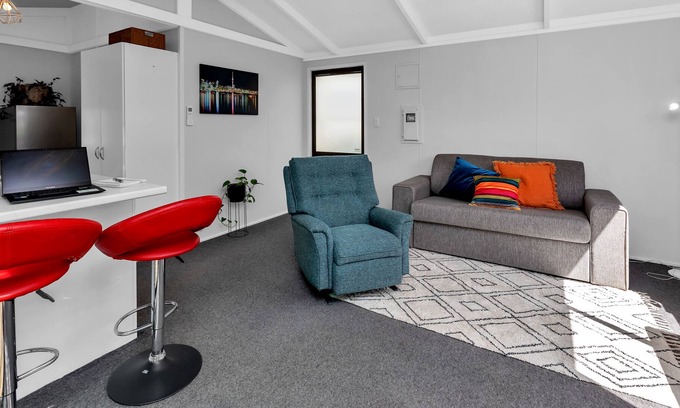 Kensington Cottage | Cottage in garden setting - close to walking tracks and food outlets.