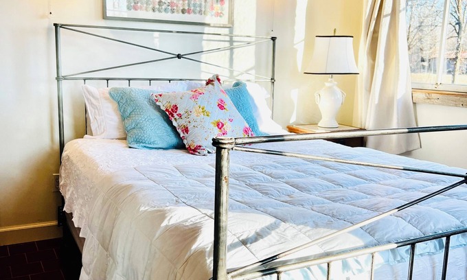 Sarah Cottage | Cottage in MS's Hill Country. Cozy, Quiet & Close to good Music, Food & History.