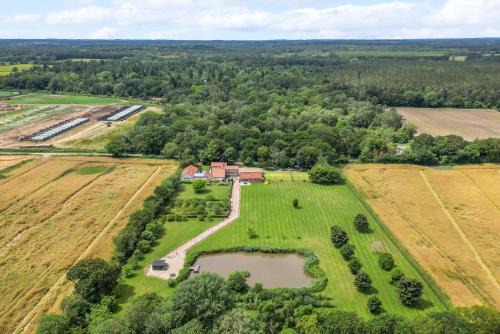 Thetford House | Cottage In Norfolk Sleeps 23 - Private Pool, Fishing Lake, Hot Tub Ref 99008Sc