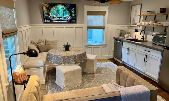 Charleston House | Cottage in Wagener Terrace; walk to Lowndes Grove