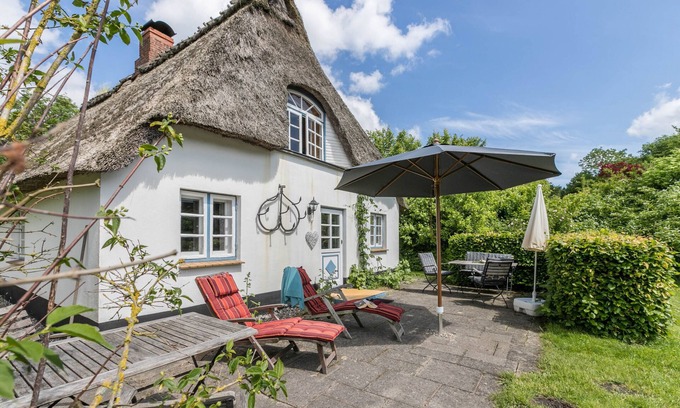 Gluecksburg Cottage | Cottage "Kleiner Knopp" with Private Garden & Wi-Fi