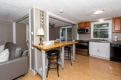 Huron House | Cottage Near Cedar Point & Beach