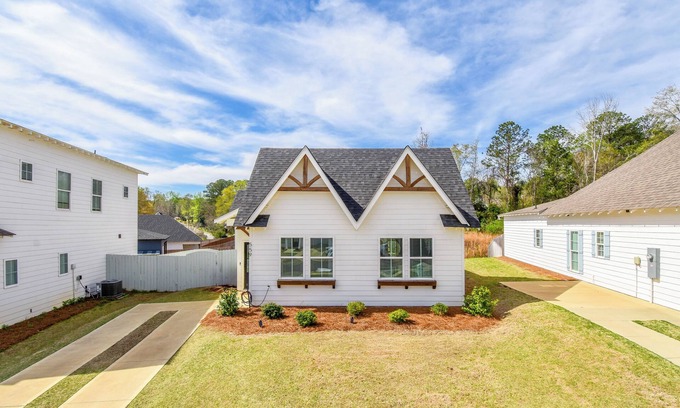 Auburn House | Cottage on the Plains - In Auburn Off of Shug Jordan, sleeps 8!