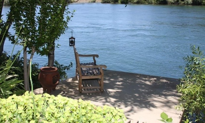 South Bechelli Cottage | Cottage on the Sacramento River in the City of Redding
