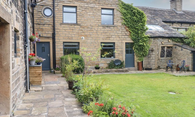Honley Cottage | COTTAGE ROUND T'CORNER, pet friendly, with open fire in Honley