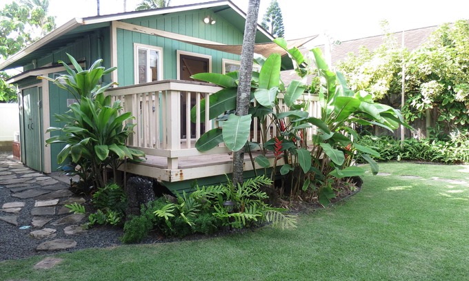Laie House | Cottage-Very Close to Beach-Quiet A/C-Full Kitchen with Range/Oven-Deck-Laundry
