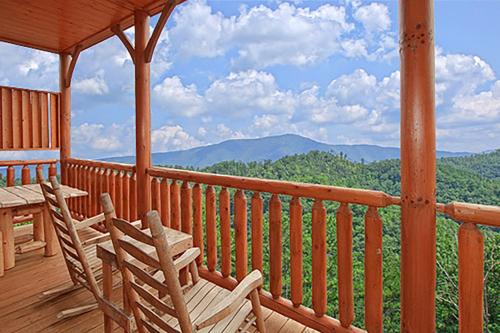 Gatlinburg - Pigeon Forge House | Country Bear Cottage by Venture Smoky Mountains