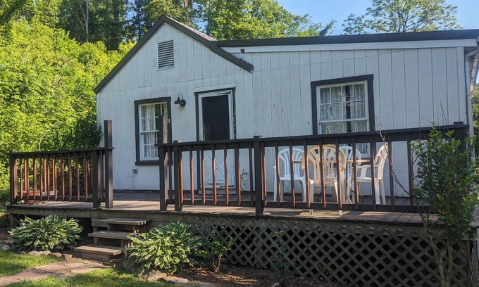 Coshocton Cottage | Country Cottage on 3 acres just 1 mile from Roscoe Village and Coshocton.