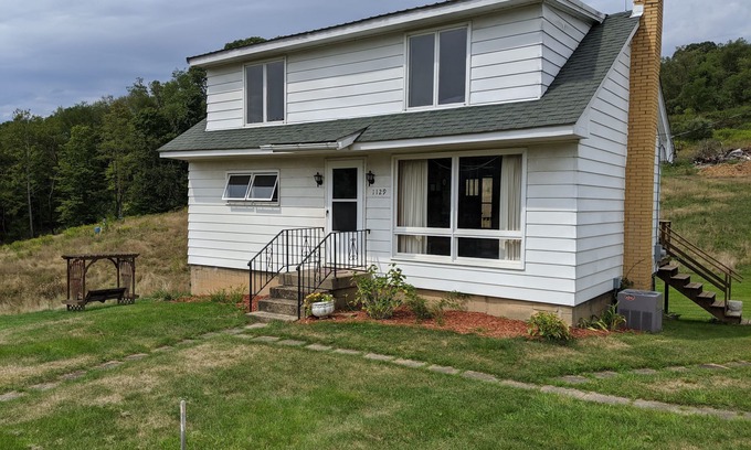 North Vandergrift-Pleasant View House | Country Cottage