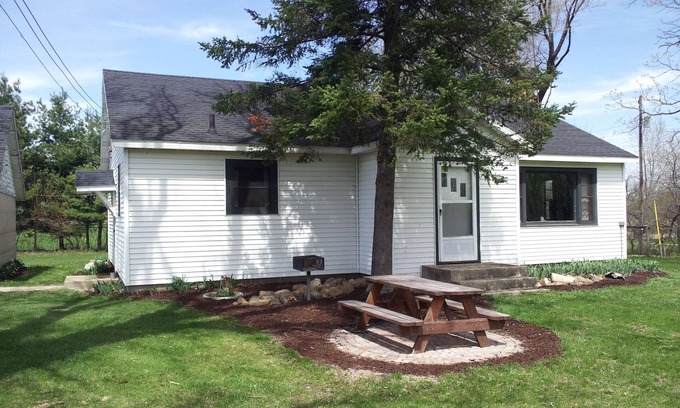 Pardeeville House | Country home with flowing river