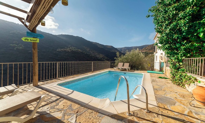 Laroya House | Country House 'C´antonia Y Manuel' with Mountain View, Wi-Fi and Air Conditioning