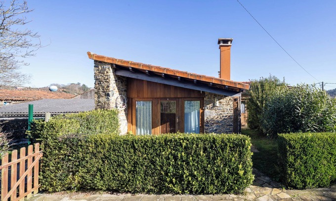 Outeiro House | Country House 'Casa Souto De Abajo Adaptada' with Shared Garden