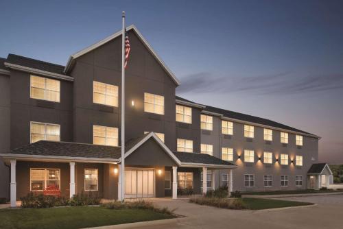 Cedar Falls Hotel | Country Inn & Suites by Radisson, Cedar Falls, IA