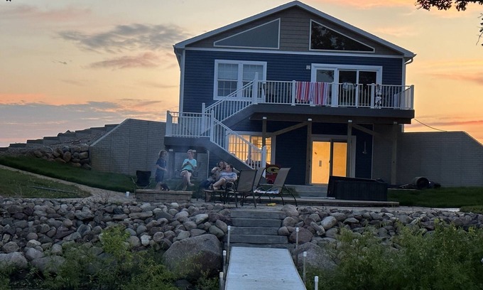 Palo Alto County House | Country lake house getaway accommodating large family-sized fun!