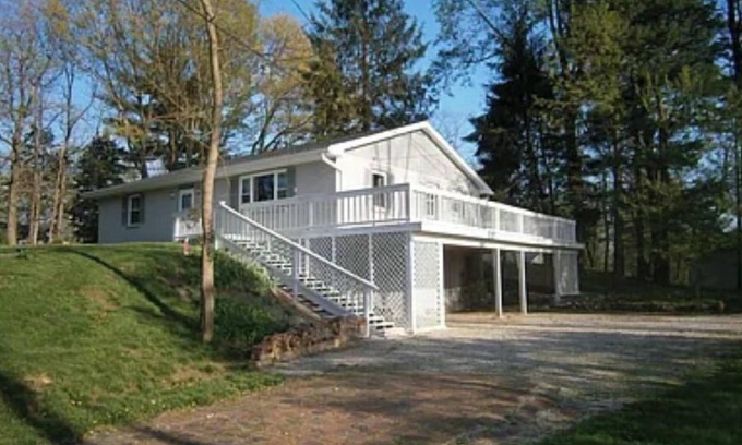 Zanesville House | Country Setting Family-Sized House Minutes from Entertainment and Amenities