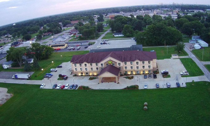 Robinson Hotel | Country View Inn & Suites